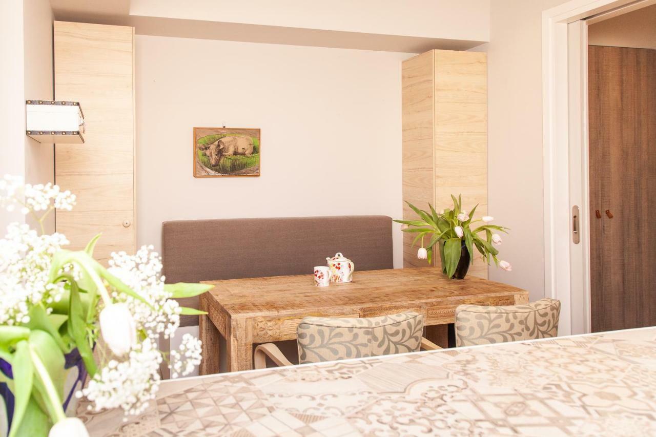 Sweet Suite Flora In Vouliagmeni Athens Exterior photo